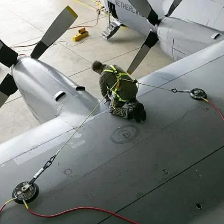 Worker connected to two WinGrip vacuum anchors