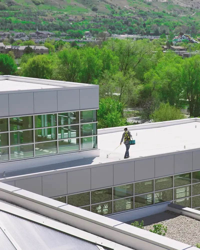 rooftop horizontal lifeline in use