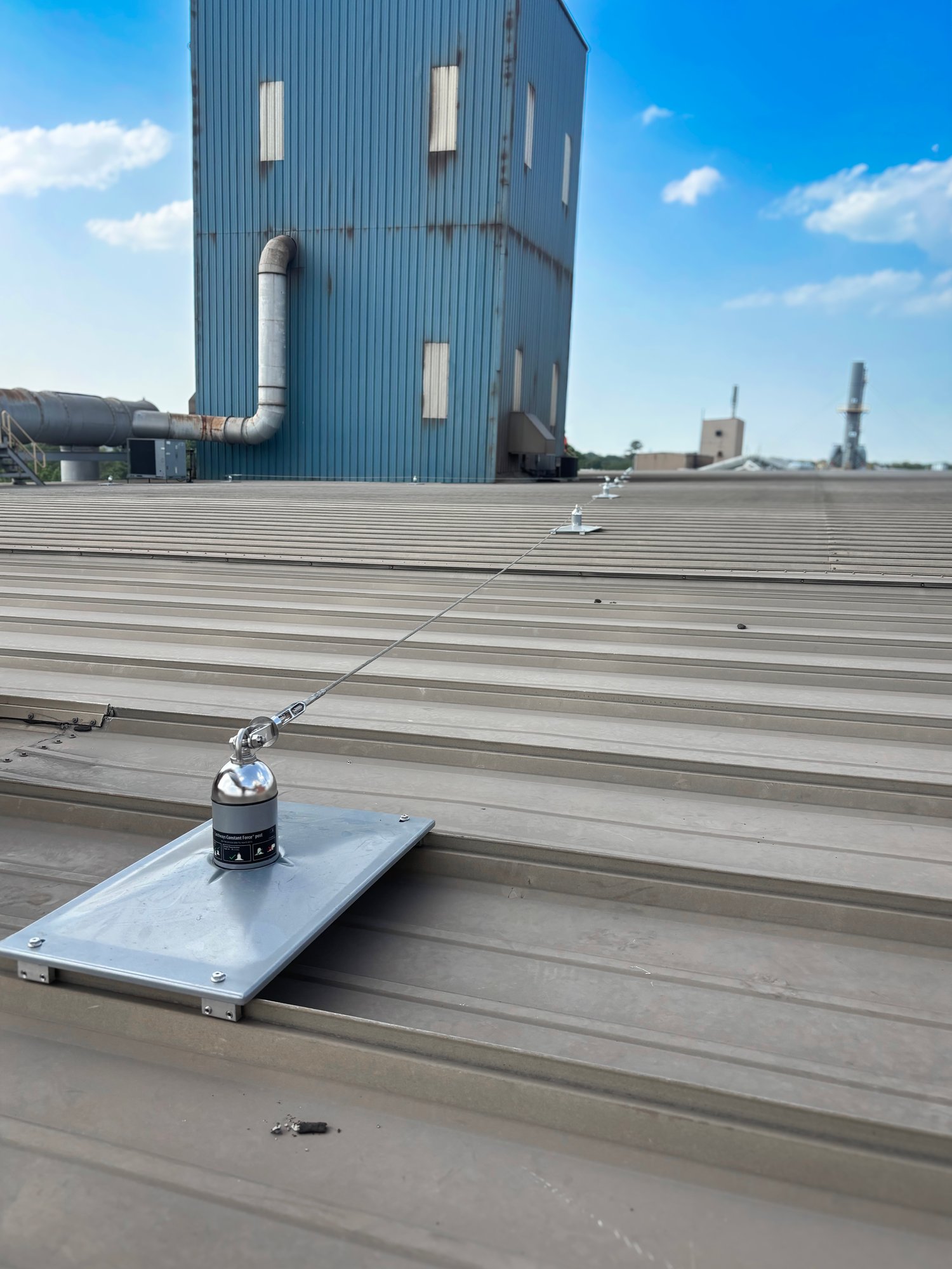 Cable lifeline system on standing seam rooftop