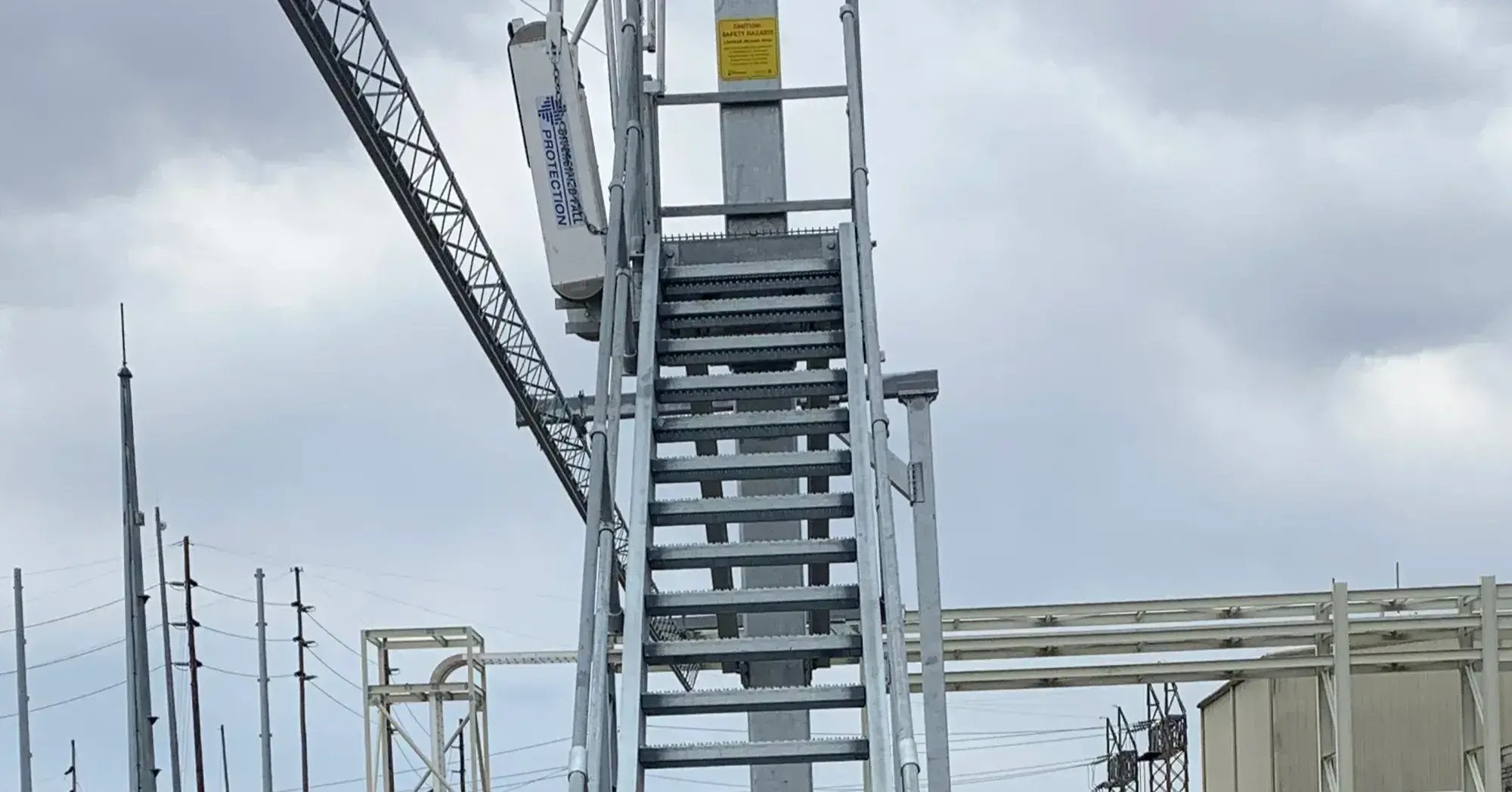 Gangway with overhead anchor