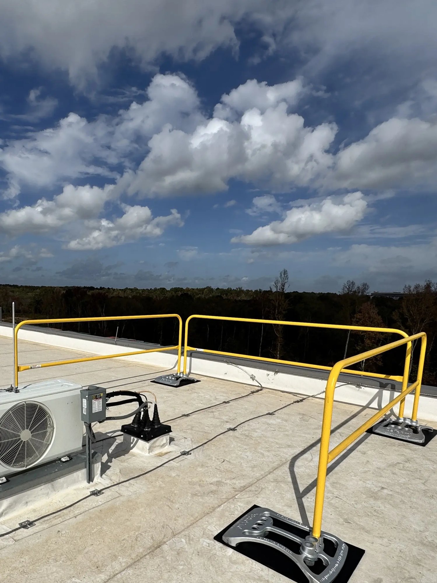 Portable guardrail on rooftop